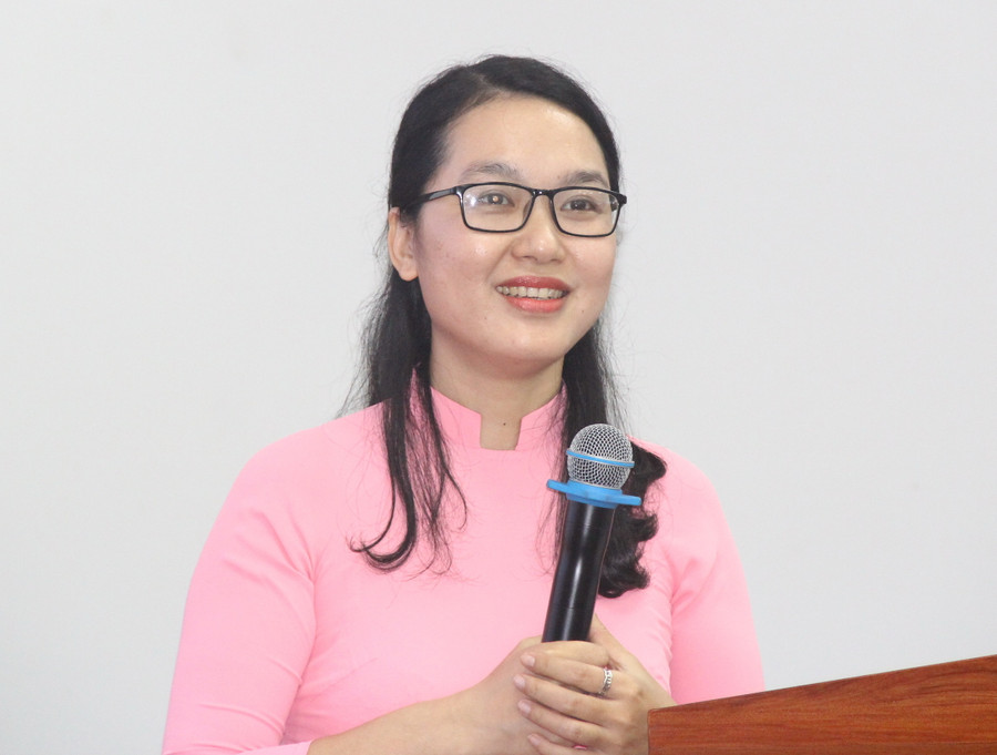 Cô Nguyễn Thanh Hằng – giáo viên Trường THCS Quảng An tự tin trả lời các câu hỏi của Hội đồng xét Giải.