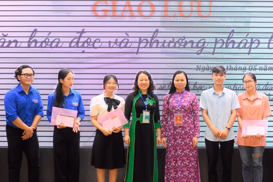 PGS.TS Nguyễn Thị Thu Hà – Trưởng Khoa Khoa học liên ngành (thứ ba từ phải sang) và PGS.TS Trần Thị Diệu Oanh – Trưởng Khoa Nhà nước và Pháp luật (thứ tư từ phải sang) trao giải và các phần quà ý nghĩa cho sinh viên đạt giải trong phần thi giới thiệu sách và cuộc thi thiết kế sáng tạo.