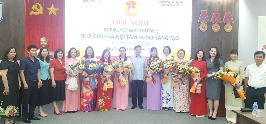 9 nhà giáo tiêu biểu, tâm huyết, sáng tạo của quận Tây Hồ được vinh danh, khen thưởng.