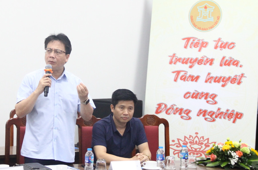 Ông Nguyễn Ngọc Ân – Chủ tịch Công đoàn Giáo dục Việt Nam góp ý, trao đổi với 9 thầy, cô giáo tham gia xét duyệt Giải thưởng &apos;Nhà giáo Hà Nội tâm huyết, sáng tạo&apos; năm 2023 của quận Tây Hồ.