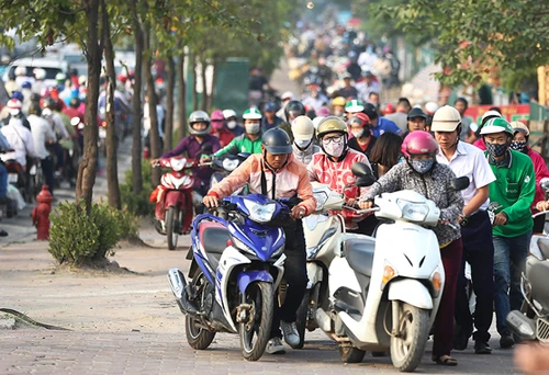 Người dân leo lên vỉa hè đường Lê Văn Lương đi ngược chiều. Ảnh: Ngọc Thành.