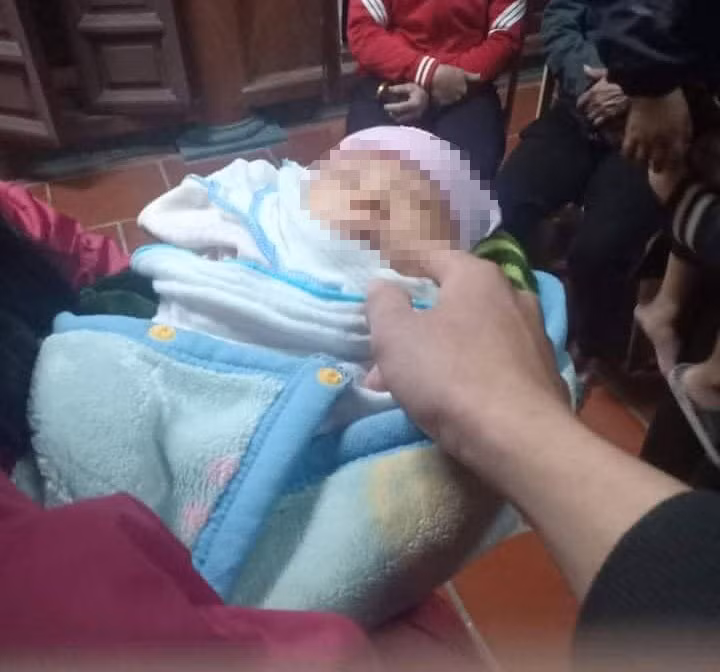 Cháu bé bị bỏ rơi hiện đang được trụ trì chùa thôn Vũ Xá (xã Tiêu Động, huyện Bình Lục, Hà Nam) chăm sóc.