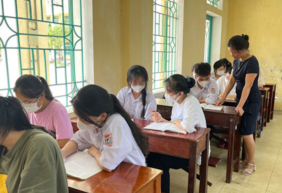 Cô Vũ Thị Diệp, giáo viên môn Toán, đồng hành cùng các em học sinh giai đoạn nước rút.