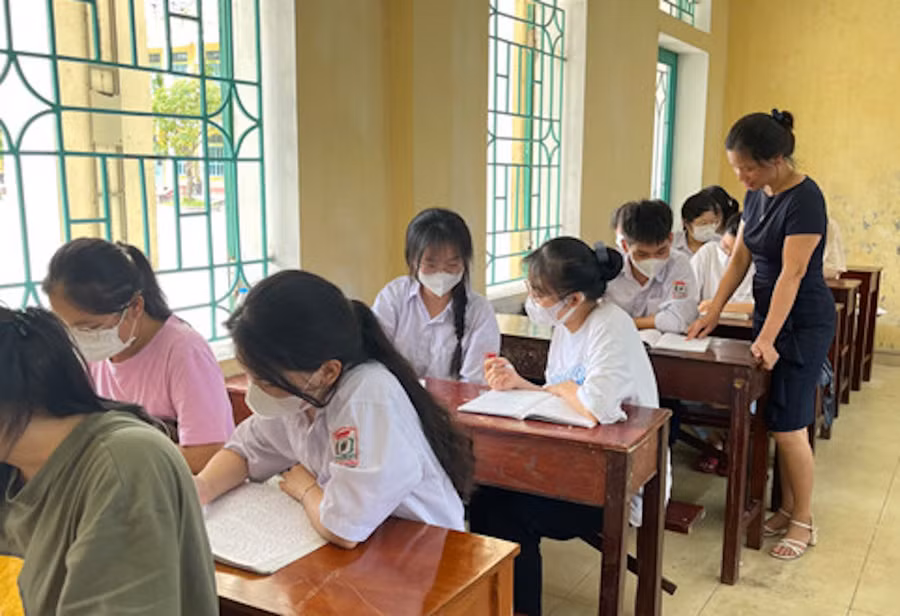 Cô Vũ Thị Diệp, giáo viên môn Toán, đồng hành cùng các em học sinh giai đoạn nước rút. Cô Vũ Thị Diệp, giáo viên môn Toán, đồng hành cùng các em học sinh giai đoạn nước rút.