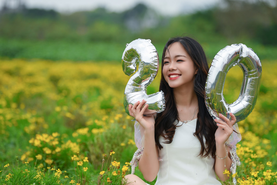 Vẻ đẹp ngọt ngào, trong trẻo “gây tương tư” của Như Quỳnh tại Thảo nguyên hoa Long Biên - Hà Nội.