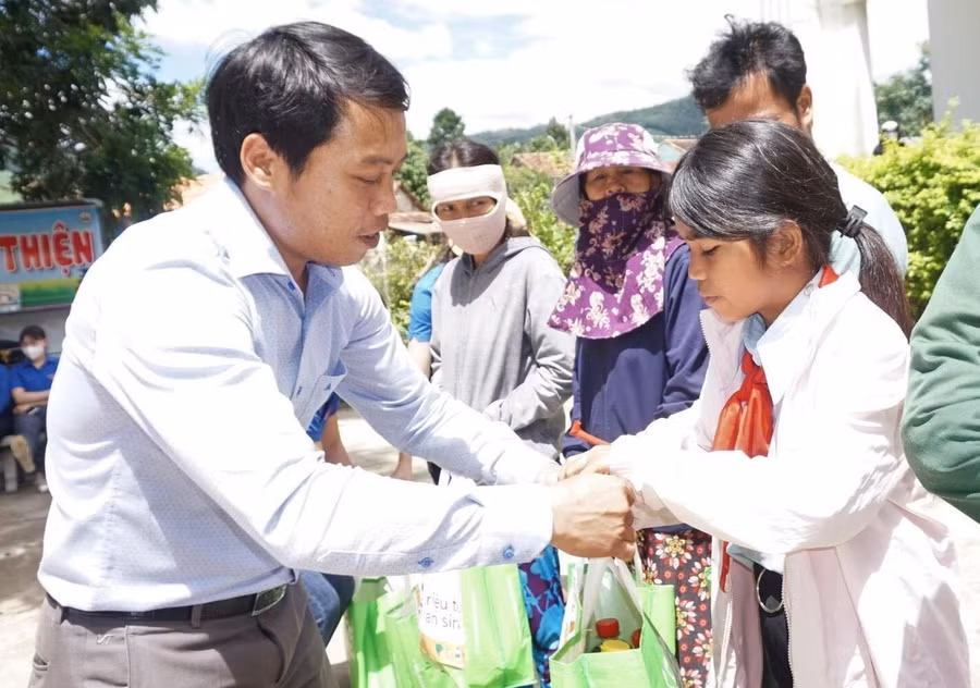 Anh A Xây - Phó Bí thư Tỉnh đoàn Kon Tum trao quà cho học sinh khó khăn.