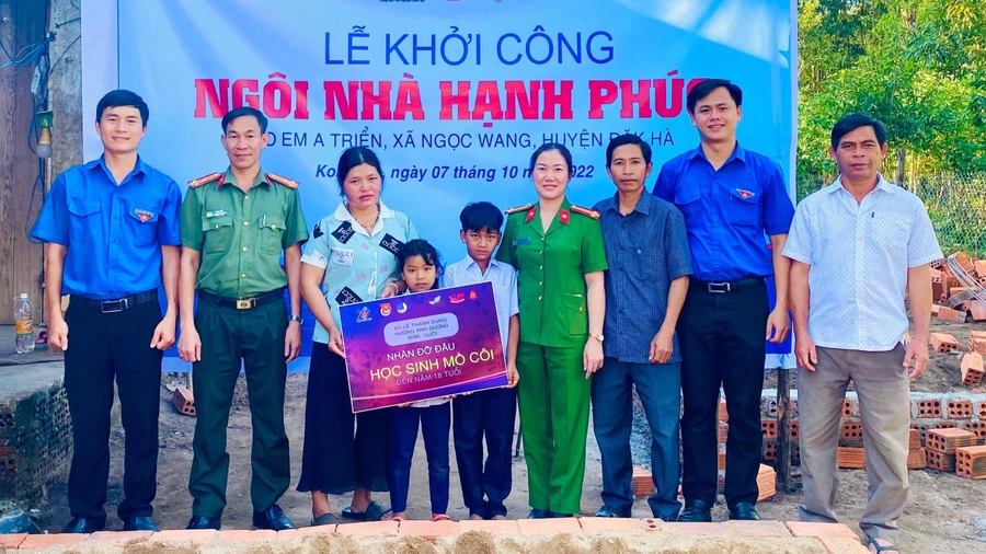 Công trình “Ngôi nhà hạnh phúc” được trao cho học sinh dân tộc thiểu số mồ côi, vượt khó vươn lên trong học tập.