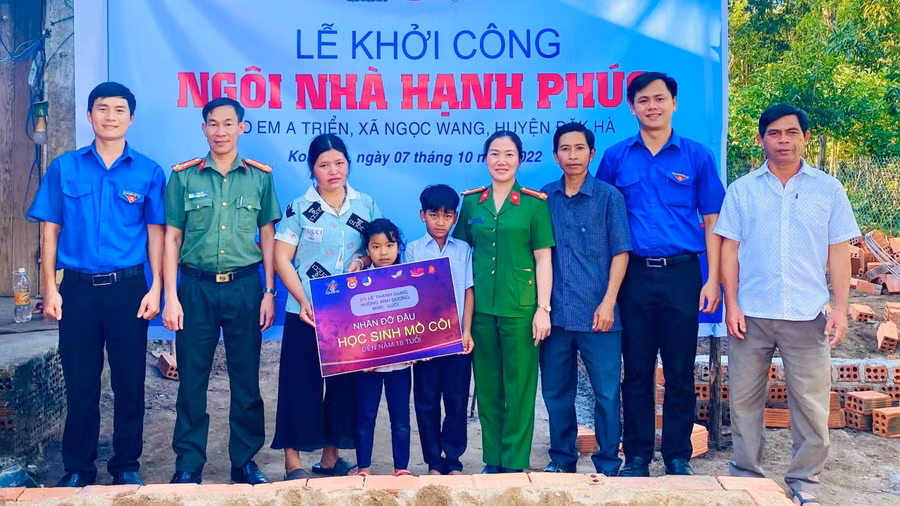 Công trình “Ngôi nhà hạnh phúc” được trao cho học sinh dân tộc thiểu số mồ côi, vượt khó vươn lên trong học tập.