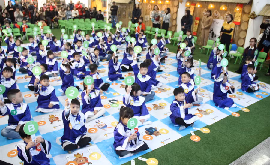 Các thí sinh 'nhí' đưa ra đáp án của mình.