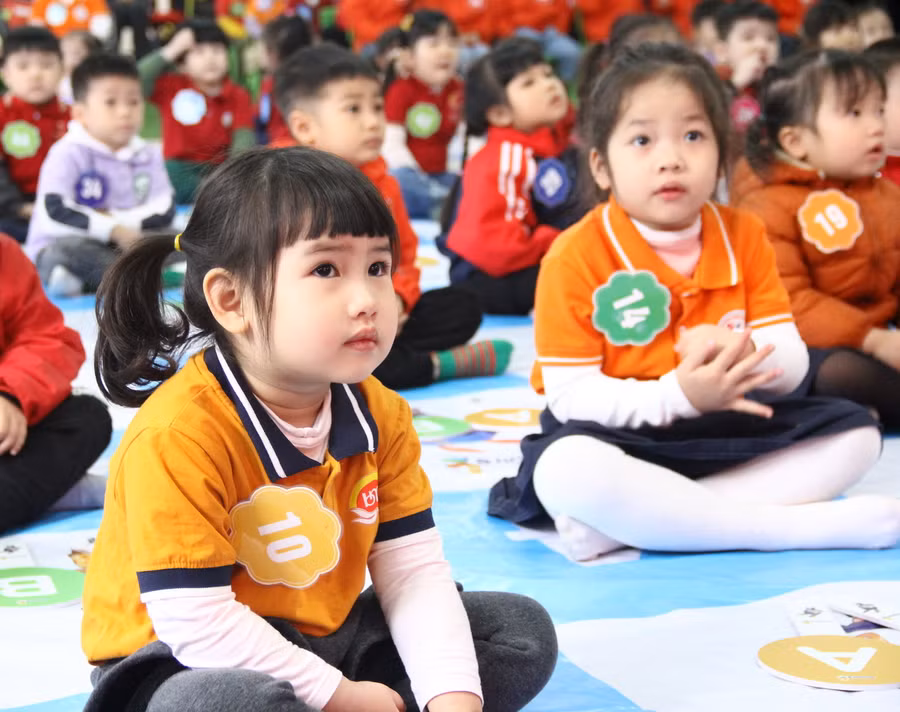 Các bé chăm chú lắng nghe câu hỏi.