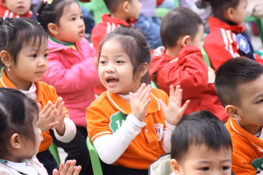 Trẻ hào hứng tham gia ngày hội.