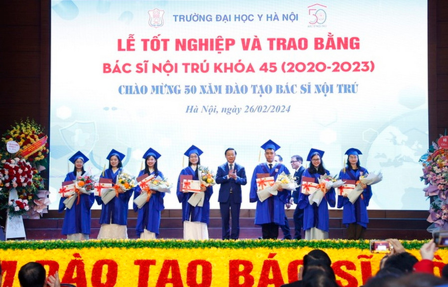 Phó Thủ tướng Trần Hồng Hà và các bác sĩ nội trú có thành tích học tập xuất sắc khoá 45 - Ảnh: VGP/MK.