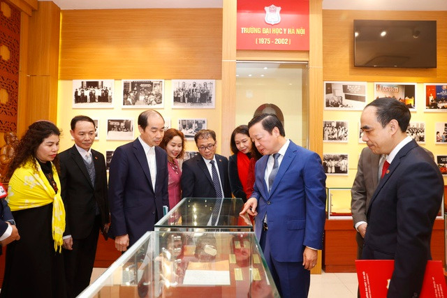 Phó Thủ tướng Trần Hồng Hà thăm phòng truyền thống Trường ĐH Y Hà Nội - Ảnh: VGP/MK.