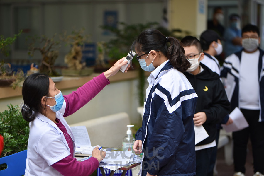 Công tác chuẩn bị của nhà trường thuân thủ theo đúng quy định của Bộ Y tế, giãn cách học sinh tiêm đến theo dõi học sinh sau tiêm.Trước khi vào tiêm toàn bộ học sinh sẽ được khám lâm sàng.