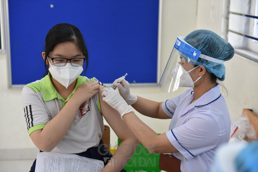Hà Nội: Ngày đầu tiêm vắc xin Covid-19 cho học sinh lớp 7-8 ảnh 4