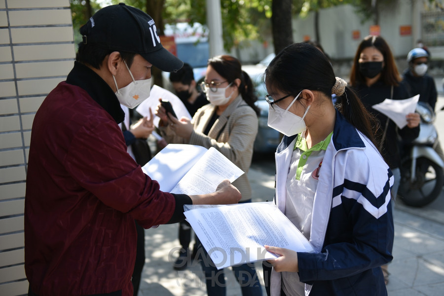 Trong sáng ngày hôm nay các khối, lớp sẽ tiêm theo lịch đã được nhà trường gửi cho từng phụ huynh.