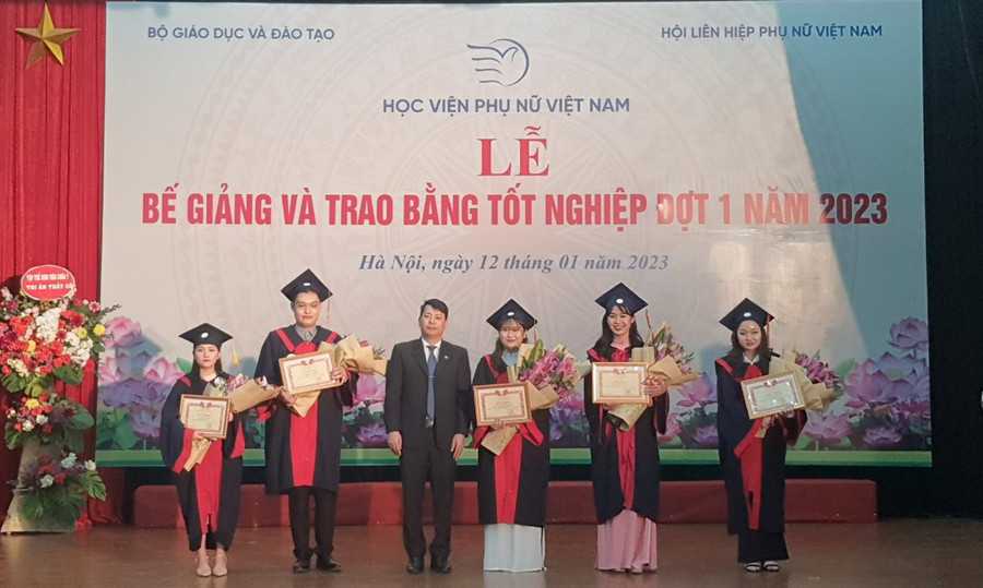 PGS.TS Trần Quang Tiến - Giám đốc Học viện Phụ nữ Việt Nam trao Giấy khen cho thủ khoa đầu ra của Học viện. PGS.TS Trần Quang Tiến - Giám đốc Học viện Phụ nữ Việt Nam trao Giấy khen cho thủ khoa đầu ra của Học viện.