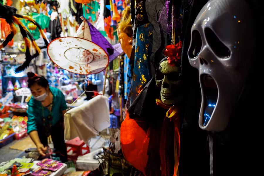 Những loại mặt nạ kinh dị được bài bán tại nhiều cửa hàng trên phố Hàng Mã.