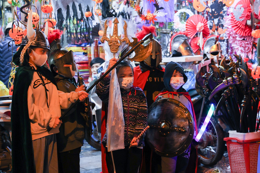 Nhiều đồ chơi cho trẻ nhỏ cũng được bày bán.