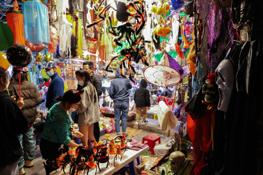 Những ngày cận lễ hội Halloween các cửa hàng tại Hàng Mã lại bày bán nhiều đồ trang trí, mặt nạ....