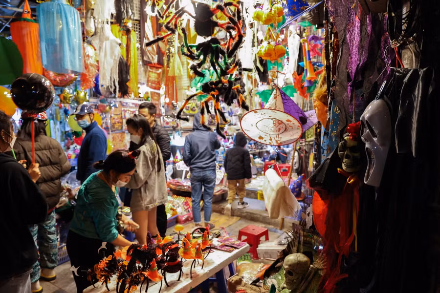 Những ngày cận lễ hội Halloween các cửa hàng tại Hàng Mã lại bày bán nhiều đồ trang trí, mặt nạ....