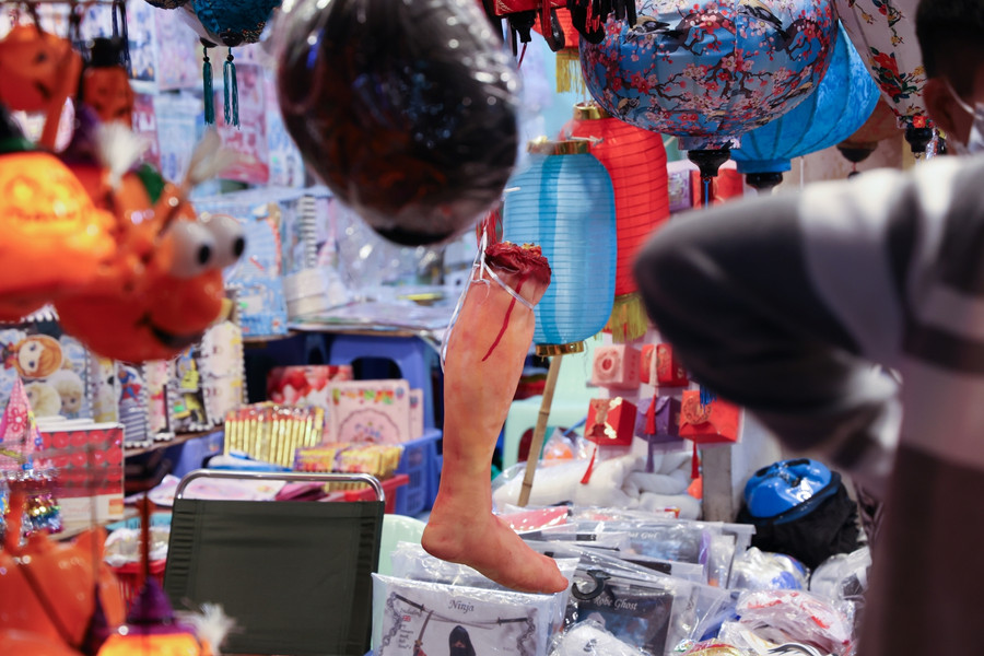 Những đồ trang trí kinh dị cũng được bày bán tại nhiều cửa hàng.