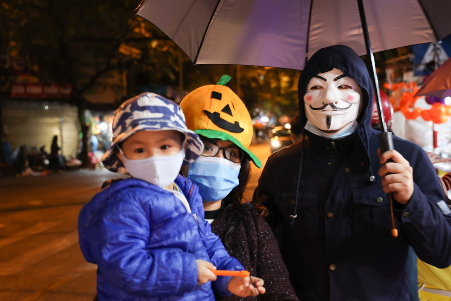 Hầu như cửa hàng nào tại phố Hàng Mã cũng bày bán áo mũ của phù thủy, đèn lồng hình bí ngô, giỏ đựng kẹo, mặt nạ và đồ trang trí kinh dị.