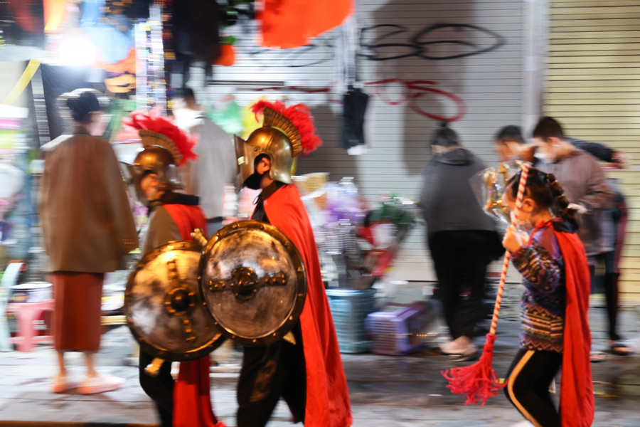 Rất nhiều bạn nhỏ rất thích thú với những mũ, áo, khiên.....