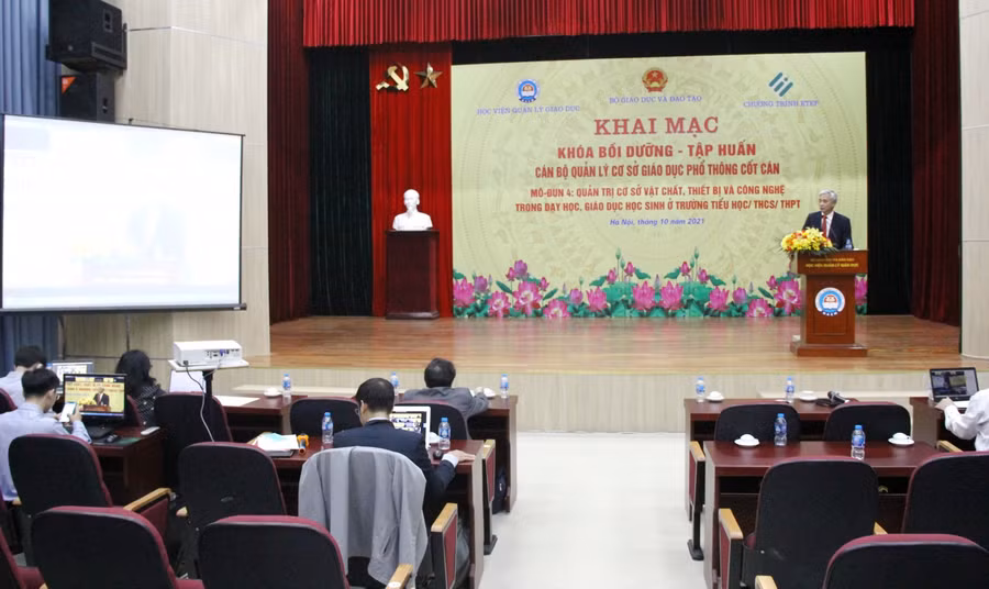 Toàn cảnh buổi khai mạc tập huấn, bồi dưỡng mô-đun 4 cho 200 cán bộ quản lý cơ sở giáo dục phổ thông cốt cán cấp tiểu học - sáng 14/10