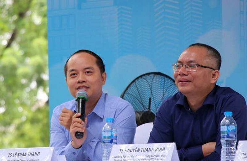 TS Lê Xuân Thành (bên trái) tư vấn xét tuyển cho thí sinh TS Lê Xuân Thành (bên trái) tư vấn xét tuyển cho thí sinh