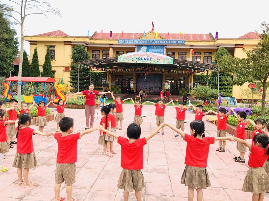 Cô - trò Trường Mầm non Nhân Mỹ (Lý Nhân, Hà Nam).