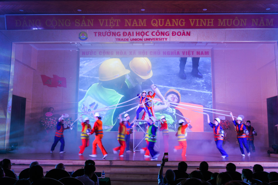 Tiết mục văn nghệ chào mừng được các bạn sinh viên trong khoa thể hiện. Tiết mục văn nghệ chào mừng được các bạn sinh viên trong khoa thể hiện.