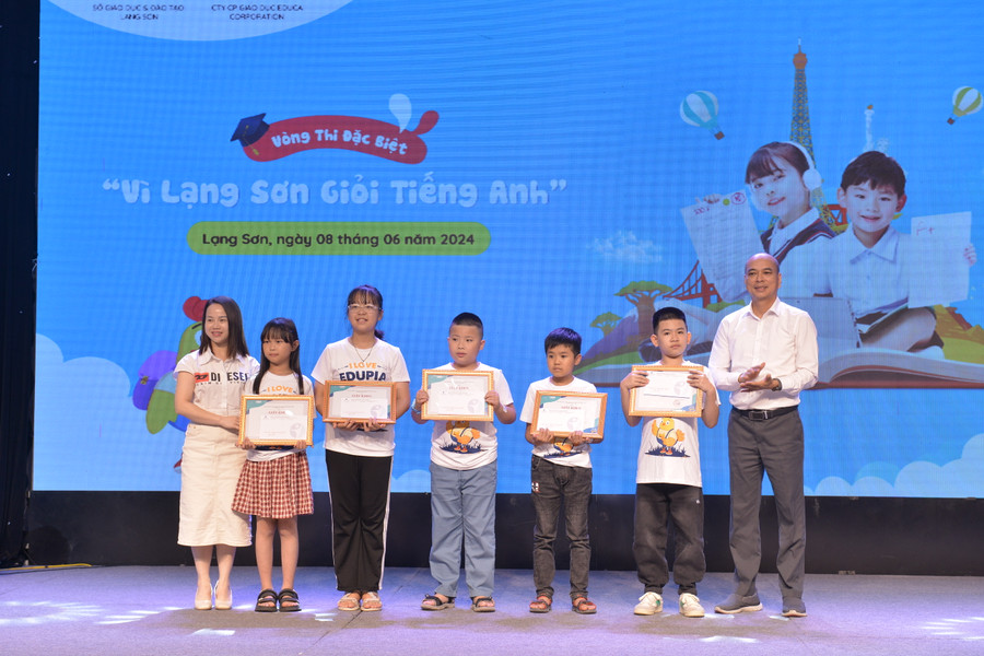 5 giải Nhì thuộc về các em Nông Chí Khang, lớp 5A3, TH Đồng Đăng; em Vi Minh Khải, lớp 5A, TH Khuất Xá 2; em Nguyễn Đình Khoa, lớp 4A2, TH 2 Thị trấn Văn Quan; em Vũ Diệu Lâm Ngọc, lớp 5A3, TH Na Sầm; em Hoàng Minh Châu, lớp 3A, TH Hữu Lễ. 5 giải Nhì thuộc về các em Nông Chí Khang, lớp 5A3, TH Đồng Đăng; em Vi Minh Khải, lớp 5A, TH Khuất Xá 2; em Nguyễn Đình Khoa, lớp 4A2, TH 2 Thị trấn Văn Quan; em Vũ Diệu Lâm Ngọc, lớp 5A3, TH Na Sầm; em Hoàng Minh Châu, lớp 3A, TH Hữu Lễ.