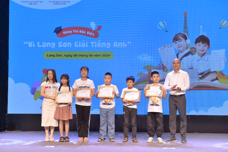 5 giải Nhì thuộc về các em Nông Chí Khang, lớp 5A3, TH Đồng Đăng; em Vi Minh Khải, lớp 5A, TH Khuất Xá 2; em Nguyễn Đình Khoa, lớp 4A2, TH 2 Thị trấn Văn Quan; em Vũ Diệu Lâm Ngọc, lớp 5A3, TH Na Sầm; em Hoàng Minh Châu, lớp 3A, TH Hữu Lễ.