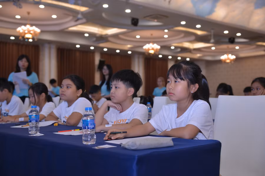 Các em trải qua các phần thi nghe, đọc, viết với kiến thức Tiếng Anh tiểu học kết hợp với kiến thức liên môn, kiến thức xã hội.