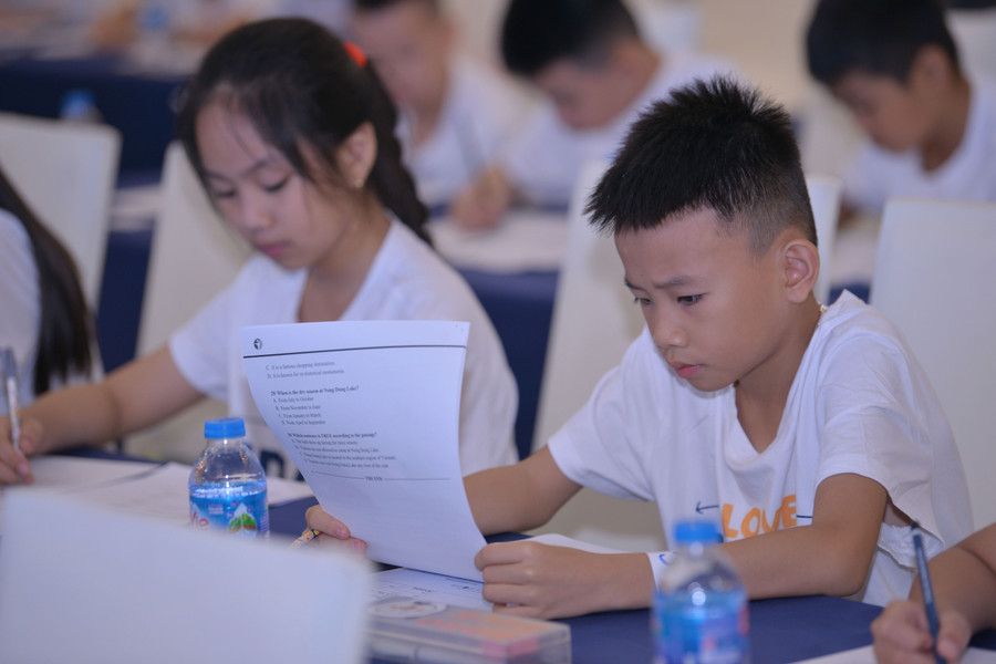 Các em trải qua các phần thi nghe, đọc, viết với kiến thức Tiếng Anh tiểu học kết hợp với kiến thức liên môn, kiến thức xã hội. Các em trải qua các phần thi nghe, đọc, viết với kiến thức Tiếng Anh tiểu học kết hợp với kiến thức liên môn, kiến thức xã hội.