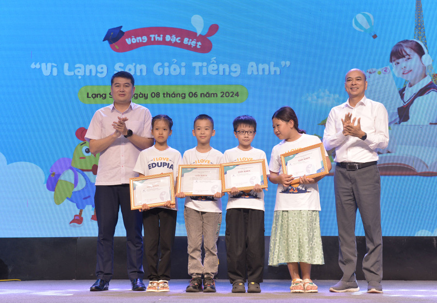 4 em xuất sắc giành được giải thưởng cao nhất của cuộc thi. 4 em xuất sắc giành được giải thưởng cao nhất của cuộc thi.