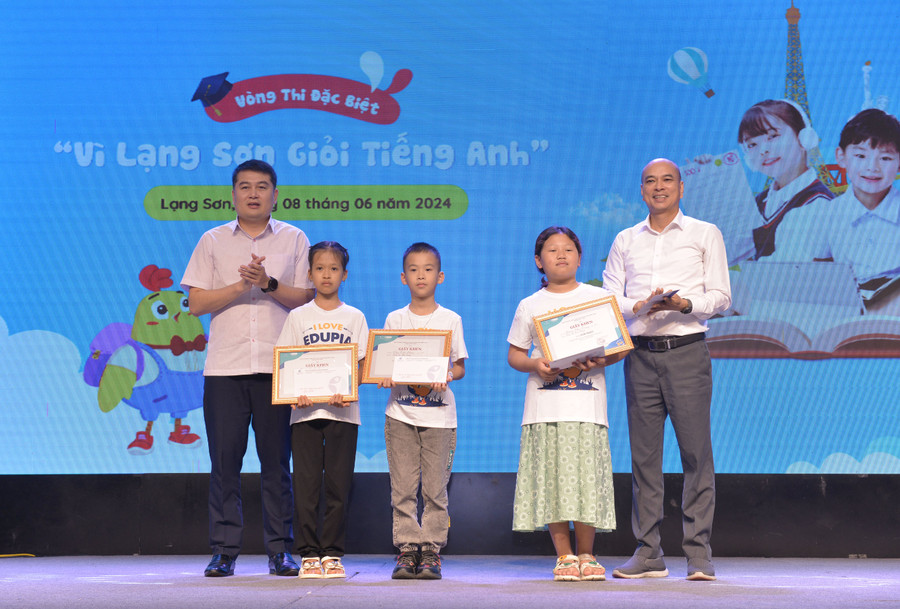 3 giải Nhất cho các em Hoàng Thục Trang, lớp 5A3, TH Tam Thanh; em Hoàng Vũ Hà Vy, lớp 5A, TH-THCS Bắc Việt; em Chu Tấn Phong, lớp 4A, TH Kim Đồng. 3 giải Nhất cho các em Hoàng Thục Trang, lớp 5A3, TH Tam Thanh; em Hoàng Vũ Hà Vy, lớp 5A, TH-THCS Bắc Việt; em Chu Tấn Phong, lớp 4A, TH Kim Đồng.
