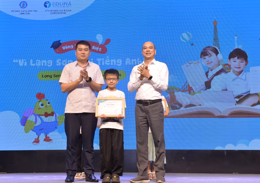 Ban tổ chức đã trao giải Đặc biệt cho em Bế Quốc Ân, lớp 5A4, TH Chi Lăng.