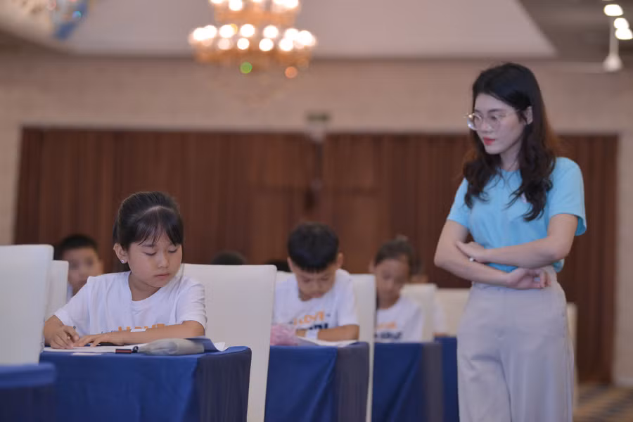 Các em trải qua các phần thi nghe, đọc, viết với kiến thức Tiếng Anh tiểu học kết hợp với kiến thức liên môn, kiến thức xã hội.