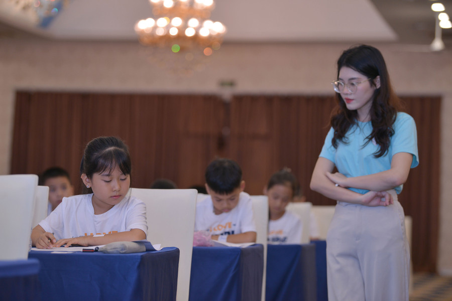 Các em trải qua các phần thi nghe, đọc, viết với kiến thức Tiếng Anh tiểu học kết hợp với kiến thức liên môn, kiến thức xã hội. Các em trải qua các phần thi nghe, đọc, viết với kiến thức Tiếng Anh tiểu học kết hợp với kiến thức liên môn, kiến thức xã hội.