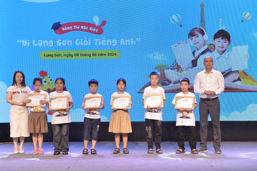 Ngoài ra 6 giải Ba và 10 giải khuyến khích cũng tìm được chủ nhân là những em học sinh vô cùng xuất sắc đến từ các trường Tiểu học trên địa bàn tỉnh Lạng Sơn. Ngoài ra 6 giải Ba và 10 giải khuyến khích cũng tìm được chủ nhân là những em học sinh vô cùng xuất sắc đến từ các trường Tiểu học trên địa bàn tỉnh Lạng Sơn.