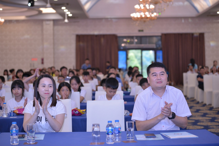 Đại biểu dự đến dự tại chương trình. Đại biểu dự đến dự tại chương trình.