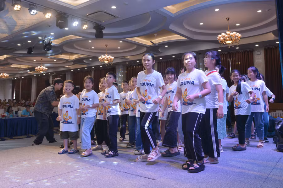 Tại cuộc thi các bạn học sinh còn được tham gia vào các trò chơi vui nhộn.