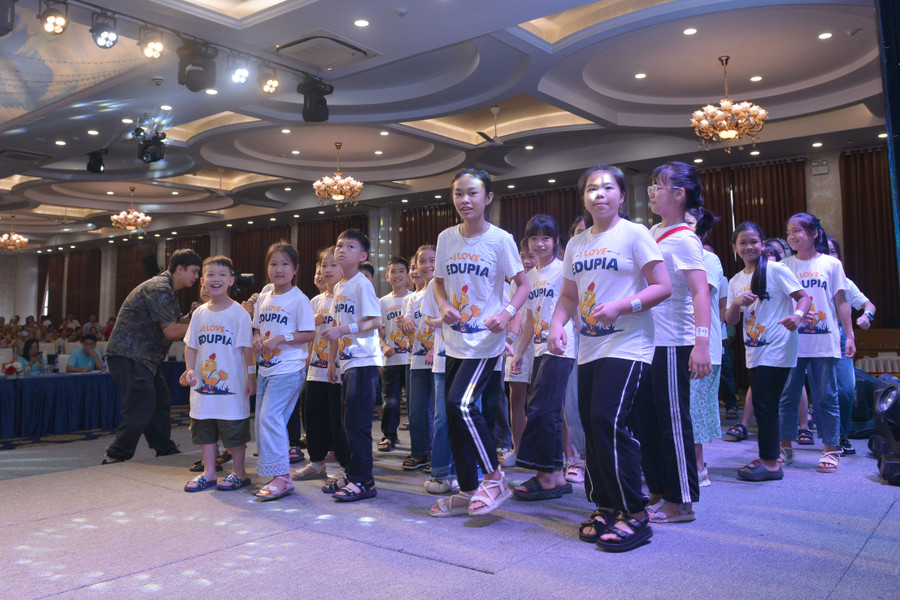 Tại cuộc thi các bạn học sinh còn được tham gia vào các trò chơi vui nhộn. Tại cuộc thi các bạn học sinh còn được tham gia vào các trò chơi vui nhộn.