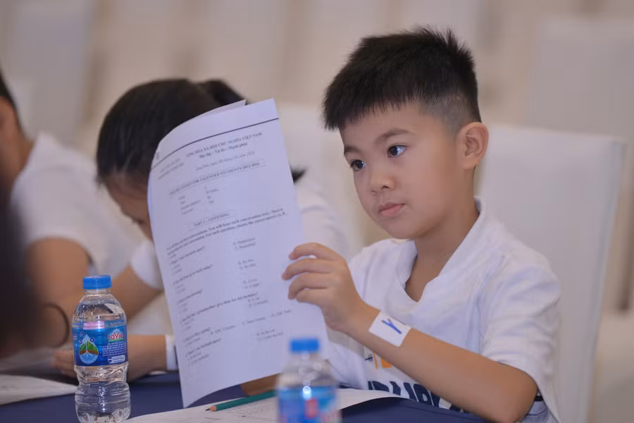 Các em trải qua các phần thi nghe, đọc, viết với kiến thức Tiếng Anh tiểu học kết hợp với kiến thức liên môn, kiến thức xã hội.