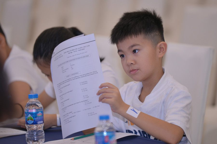 Các em trải qua các phần thi nghe, đọc, viết với kiến thức Tiếng Anh tiểu học kết hợp với kiến thức liên môn, kiến thức xã hội. Các em trải qua các phần thi nghe, đọc, viết với kiến thức Tiếng Anh tiểu học kết hợp với kiến thức liên môn, kiến thức xã hội.