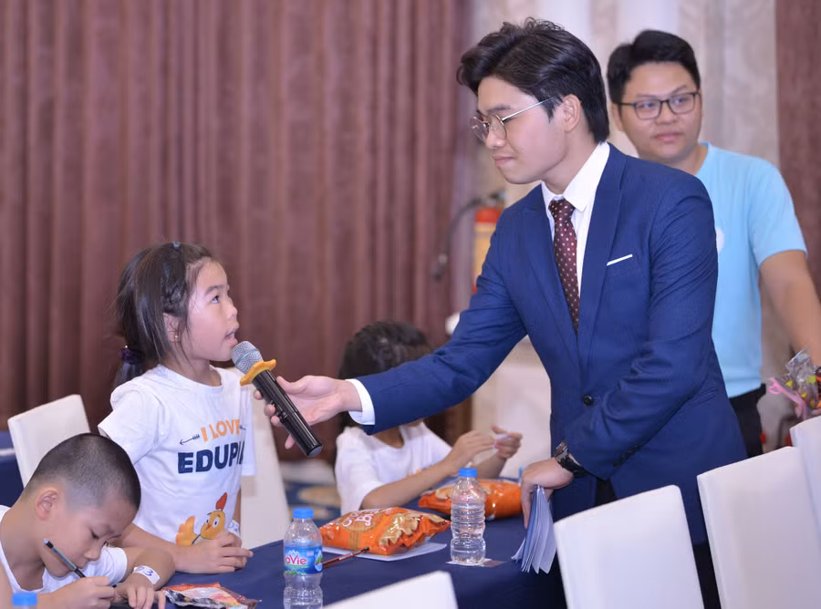 Các bạn học sinh trả lời những câu hỏi bằng Tiếng Anh.