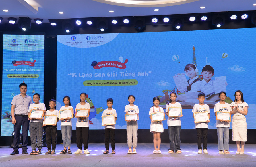 Tổng giá trị giải thưởng các vòng thi của “Vì Lạng Sơn giỏi Tiếng Anh” lên tới hơn 1 tỷ đồng cùng quà tặng, giấy chứng nhận dành cho những cá nhân và tập thể xuất sắc nhất. Tổng giá trị giải thưởng các vòng thi của “Vì Lạng Sơn giỏi Tiếng Anh” lên tới hơn 1 tỷ đồng cùng quà tặng, giấy chứng nhận dành cho những cá nhân và tập thể xuất sắc nhất.