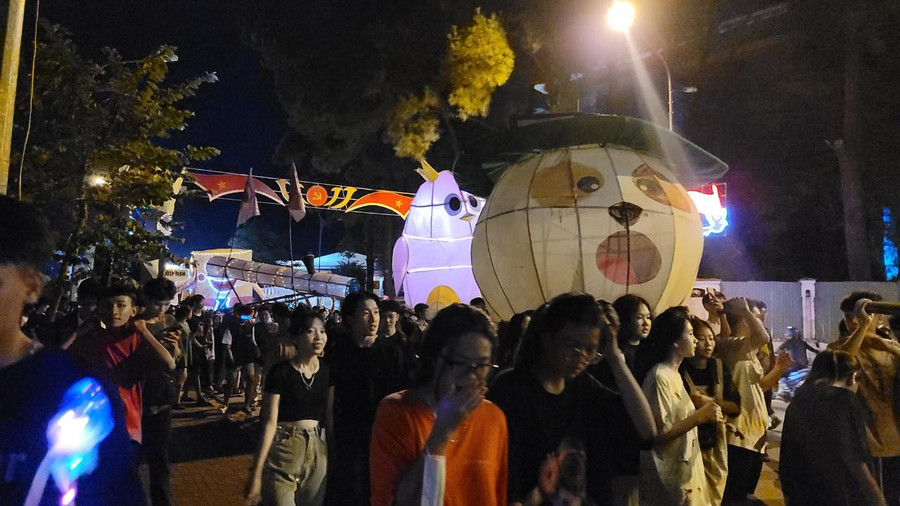 Đèn trung thu với nhiều hình dạng và màu sắc khác nhau. Đèn trung thu với nhiều hình dạng và màu sắc khác nhau.